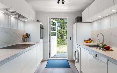 Lilo - 1Km from the Sea: Flooring, Interior Design, Major Appliance, Fussboden, Countertop, Küche, Küchengerät, Haushaltsgerät, Waschmaschine, Decke