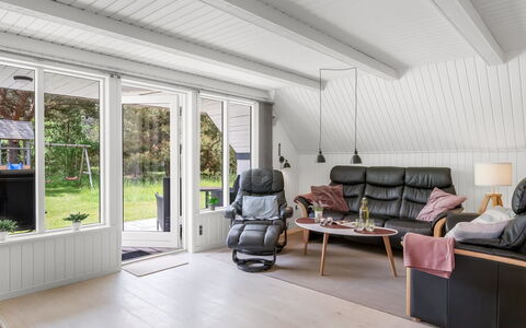 Lilo - 1Km from the Sea: Holz, Interior Design, Flooring, Holzboden, Decke, Fussboden, Möbel, Zuhause, Laminatboden, Wohnzimmer