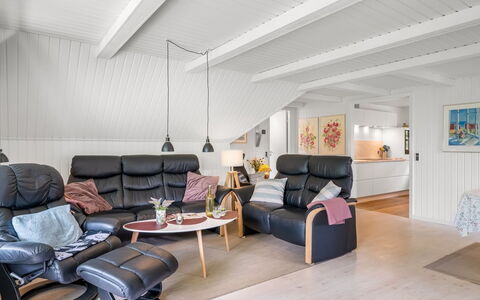 Lilo - 1Km from the Sea: Möbel, Interior Design, Flooring, Holz, Decke, Holzboden, Fussboden, Wohnzimmer, Couch, Zuhause
