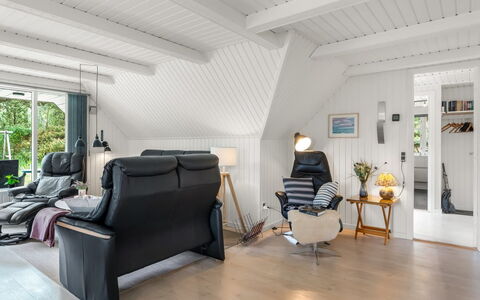 Lilo - 1Km from the Sea: Möbel, Interior Design, Flooring, Fussboden, Holz, Decke, Holzboden, Stuhl, Wohnzimmer, Zimmer
