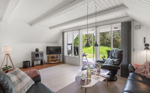 Lilo - 1Km from the Sea: Interior Design, Decke, Holz, Flooring, Möbel, Fussboden, Beleuchtung, Wohnzimmer, Couch, Zuhause
