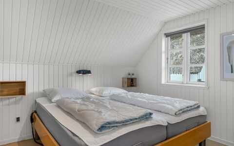 Lilo - 1Km from the Sea: Holz, Schlafzimmer, Bett, Decke, Interior Design, Bettrahmen, Fussboden, Bettdecke, Bedding, Hartholz