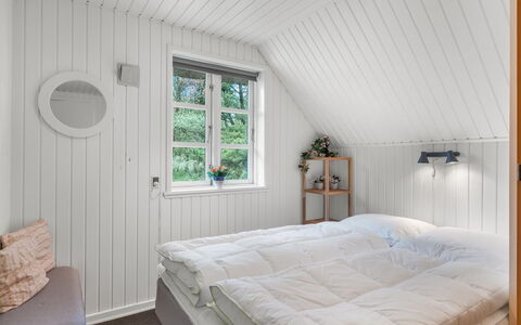 Lilo - 1Km from the Sea: Holz, Schlafzimmer, Interior Design, Bett, Fussboden, Decke, Flooring, Bettdecke, Bedding, Bettrahmen