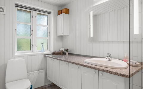 Lilo - 1Km from the Sea: Armatur, Sinken, Badezimmer, Flooring, Zapfhahn, Interior Design, Fussboden, Bad Sink, Badezimmerschrank, Installation