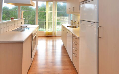 Juste - 2.2Km from the Sea: Küche, Flooring, Countertop, Interior Design, Fussboden, Holz, Cabinetry, Holzboden, Küchengerät, Spüle
