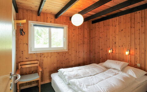 Juste - 2.2Km from the Sea: Holz, Schlafzimmer, Bett, Interior Design, Flooring, Fussboden, Bettdecke, Decke, Bedding, Bettrahmen