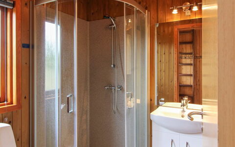 Juste - 2.2Km from the Sea: Wand, Armatur, Holz, Flooring, Fussboden, Interior Design, Badezimmer, Bad Sink, Installation, Zimmer