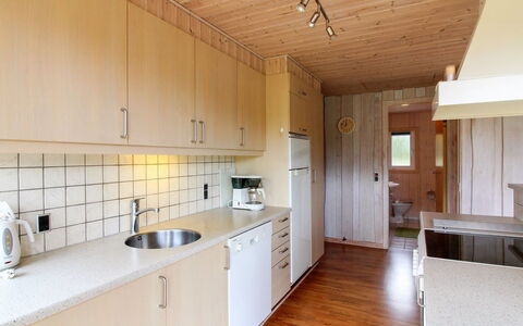 Juste - 2.2Km from the Sea: Küche, Countertop, Flooring, Interior Design, Fussboden, Holz, Sinken, Küchengerät, Armatur, Cabinetry