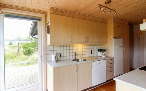 Juste - 2.2Km from the Sea: Holz, Küche, Flooring, Fussboden, Countertop, Cabinetry, Interior Design, Zuhause, Spüle, Holzbeize