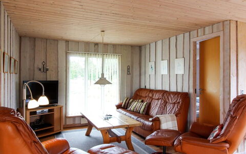 Juste - 2.2Km from the Sea: Möbel, Interior Design, Flooring, Holz, Fussboden, Decke, Wohnzimmer, Couch, Light Fixture, Zimmer