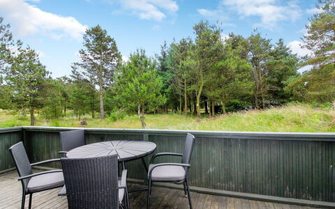 Juste - 2.2Km from the Sea: Gartenmöbel, Garten, Deck, Zaun, Hartholz, Landscaping, Stuhl, Schatten, Tisch Im Freien, Garten