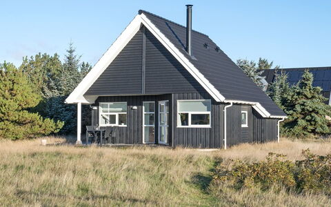 Tinemarie - 200M from the Sea: Gras, Haus, Dach, Zuhause, Hütte, Strauch, Grundstueck, Ländliches Gebiet, Bauernhaus, Ground