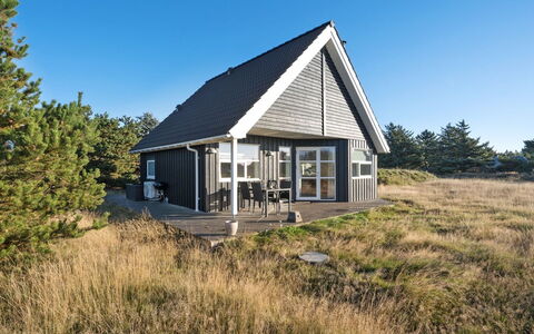 Tinemarie - 200M from the Sea: Gras, Haus, Dach, Zuhause, Hütte, Strauch, Grundstueck, Ländliches Gebiet, Bauernhaus, Ground