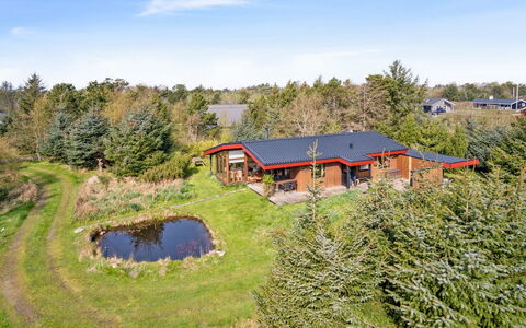 Sune - 500M from the Sea: Dach, Haus, Zuhause, Hütte, Abstellgleis, Estate, Auffahrt, Gartenbauten, Garten, Schuppen