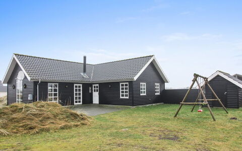 Suvi - 900M from the Sea: Hütte, Garten, Abstellgleis, Gartenbauten, Schatten, Garten, Hinterhof, Rasen, Bauernhaus, Landscaping