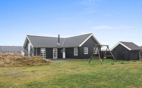 Suvi - 900M from the Sea: Hütte, Garten, Abstellgleis, Gartenbauten, Schatten, Garten, Hinterhof, Rasen, Bauernhaus, Landscaping