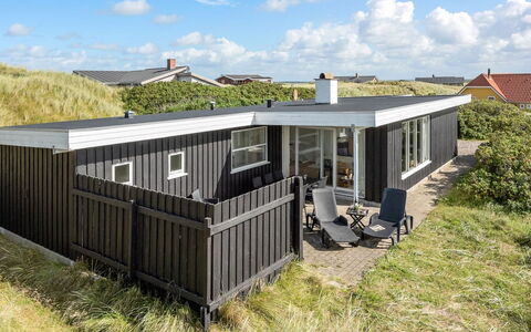 Geesche - 200M from the Sea: Möbel, Interior Design, Stuhl, Flooring, Tabelle, Resort, Fussboden, Decke, Zimmer, Eco Hotel
