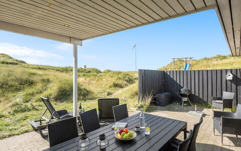 Geesche - 200M from the Sea: Möbel, Interior Design, Stuhl, Flooring, Tabelle, Resort, Fussboden, Decke, Zimmer, Eco Hotel