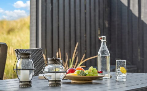 Geesche - 200M from the Sea: Möbel, Interior Design, Stuhl, Flooring, Tabelle, Resort, Fussboden, Decke, Zimmer, Eco Hotel