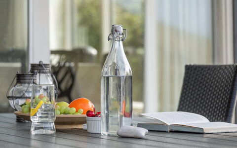 Geesche - 200M from the Sea: Möbel, Interior Design, Stuhl, Flooring, Tabelle, Resort, Fussboden, Decke, Zimmer, Eco Hotel