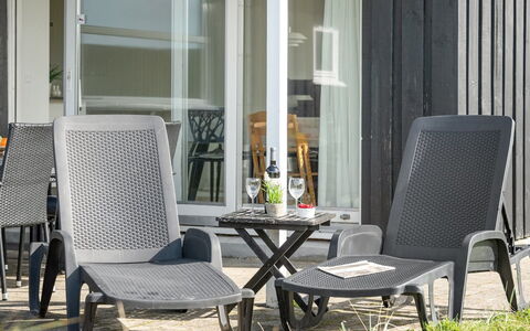 Geesche - 200M from the Sea: Möbel, Interior Design, Stuhl, Flooring, Tabelle, Resort, Fussboden, Decke, Zimmer, Eco Hotel