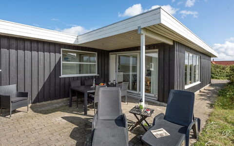 Geesche - 200M from the Sea: Möbel, Interior Design, Stuhl, Flooring, Tabelle, Resort, Fussboden, Decke, Zimmer, Eco Hotel