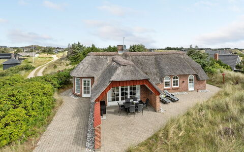 Sannie - 450M from the Sea: Haus, Dach, Zuhause, Hütte, Schuppen, Gartenbauten, Abstellgleis, Garten, Blockhaus, Hütte