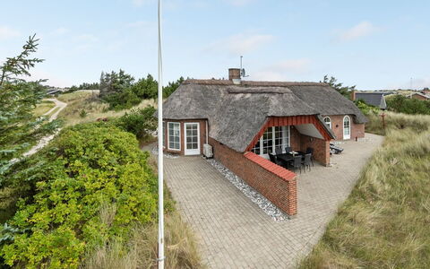 Sannie - 450M from the Sea: Haus, Dach, Zuhause, Hütte, Schuppen, Gartenbauten, Abstellgleis, Garten, Blockhaus, Hütte