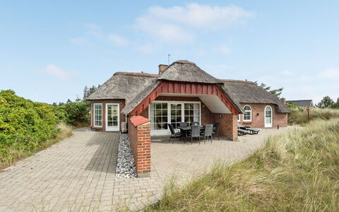 Sannie - 450M from the Sea: Haus, Dach, Zuhause, Hütte, Schuppen, Gartenbauten, Abstellgleis, Garten, Blockhaus, Hütte