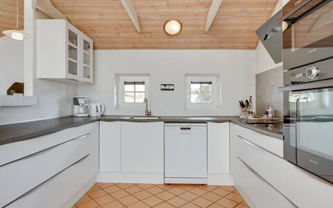 Hinrich - 300M from the Sea: Küche, Countertop, Flooring, Interior Design, Holz, Cabinetry, Decke, Fussboden, Küchengerät, Major Appliance