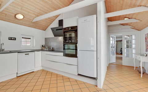 Hinrich - 300M from the Sea: Flooring, Interior Design, Decke, Holz, Fussboden, Küche, Countertop, Möbel, Cabinetry, Zimmer