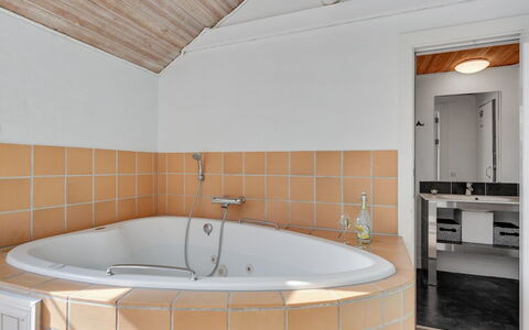 Hinrich - 300M from the Sea: Armatur, Interior Design, Flooring, Fussboden, Badewanne, Badezimmer, Decke, Installation, Zapfhahn, Fliese