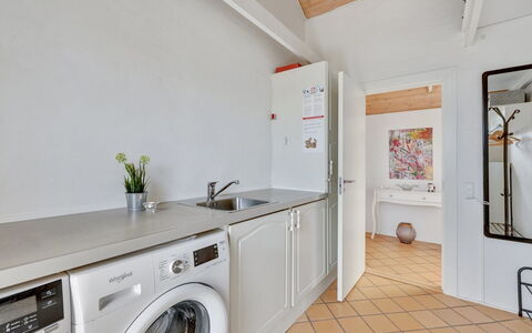 Hinrich - 300M from the Sea: Flooring, Interior Design, Fussboden, Major Appliance, Waschmaschine, Decke, Küche, Countertop, Zimmer, Armatur