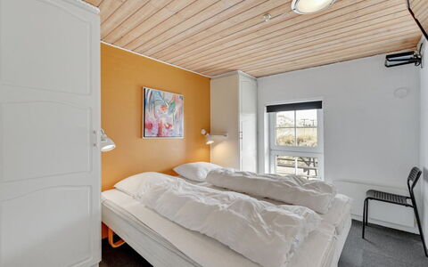 Hinrich - 300M from the Sea: Schlafzimmer, Bett, Bettrahmen, Bettdecke, Decke, Bedding, Holzbeize, Hartholz, Hotel, Kissen