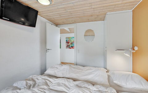 Hinrich - 300M from the Sea: Interior Design, Schlafzimmer, Wand, Bett, Flooring, Fussboden, Holz, Decke, Bettdecke, Möbel