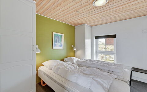 Hinrich - 300M from the Sea: Interior Design, Wand, Schlafzimmer, Decke, Bett, Holz, Flooring, Fussboden, Bettdecke, Zimmer