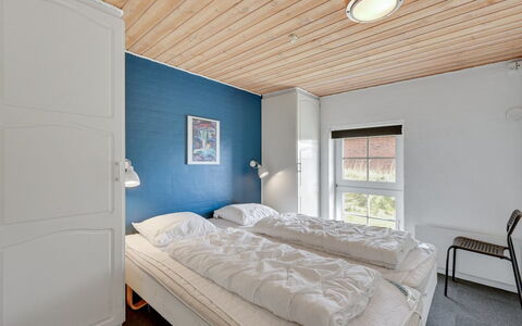 Hinrich - 300M from the Sea: Wand, Schlafzimmer, Holz, Decke, Interior Design, Bett, Bettdecke, Bedding, Fussboden, Bettrahmen
