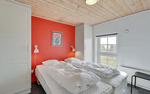 Hinrich - 300M from the Sea: Schlafzimmer, Bett, Bettrahmen, Decke, Bettdecke, Bedding, Farbe, Daylighting, Matratze, Kissen