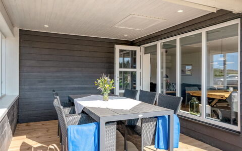 Hillevi - 200M from the Sea: Möbel, Interior Design, Stuhl, Flooring, Tabelle, Resort, Fussboden, Decke, Zimmer, Eco Hotel