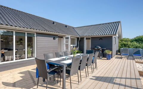 Hillevi - 200M from the Sea: Möbel, Interior Design, Stuhl, Flooring, Tabelle, Resort, Fussboden, Decke, Zimmer, Eco Hotel