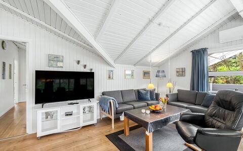 Penka - 550M to the Fjord: Möbel, Couch, Interior Design, Decke, Holz, Flooring, Wohnzimmer, Fussboden, Holzboden, Zuhause
