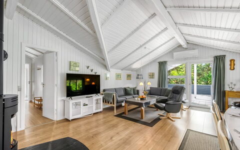 Penka - 550M to the Fjord: Decke, Interior Design, Flooring, Fussboden, Holzboden, Wohnzimmer, Hütte, Hartholz, Couch, Laminatboden