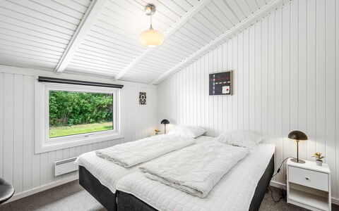 Penka - 550M to the Fjord: Schlafzimmer, Decke, Zuhause, Bett, Bedding, Bettrahmen, Bettdecke, Design, Light Fixture, Hartholz