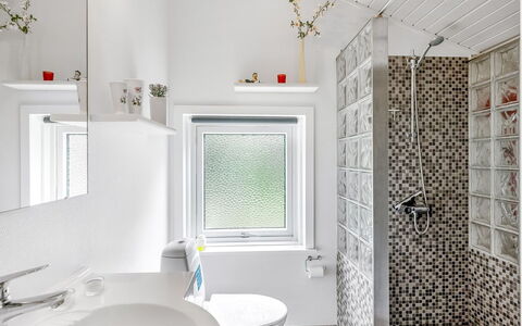 Penka - 550M to the Fjord: Interior Design, Badezimmer, Flooring, Wand, Armatur, Fussboden, Decke, Sinken, Toilette, Zapfhahn