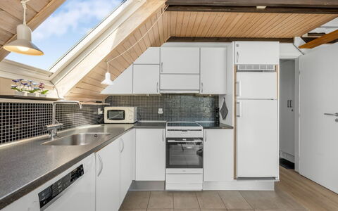 Armelle - from the Sea: Küche, Holz, Major Appliance, Decke, Flooring, Countertop, Küchengerät, Interior Design, Fussboden, Cabinetry