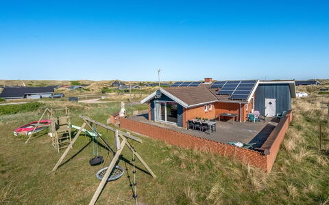 Fia - from the Sea: Gras, Haus, Dach, Zuhause, Hütte, Strauch, Grundstueck, Ländliches Gebiet, Bauernhaus, Ground