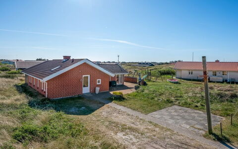 Fia - from the Sea: Gras, Haus, Dach, Zuhause, Hütte, Strauch, Grundstueck, Ländliches Gebiet, Bauernhaus, Ground