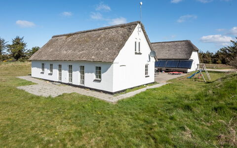 Cornelius - 900M from the Sea: Himmel, Gras, Haus, Dach, Hütte, Die Architektur, Zuhause, Wolke, Einfach, Grundstueck