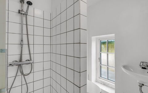 Cornelius - 900M from the Sea: Wand, Flooring, Interior Design, Fussboden, Armatur, Badezimmer, Fliese, Installation, Daylighting