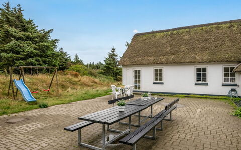 Cornelius - 900M from the Sea: Himmel, Wolke, Haus, Dach, Hütte, Zuhause, Grundstueck, Dachdecken, Kumulus, Meteorologisches Phänomen